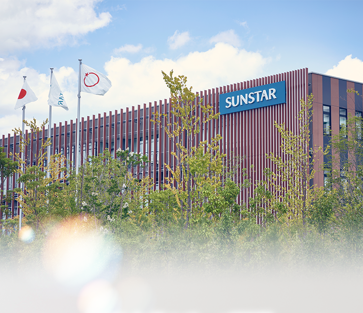 健康食品シリーズ累計 《 販売5億本突破! ※サンスター健康食品シリーズ 「緑でサラナ」 「緑黄野菜」の発売~2025年5月末までの累計合算売上本数 (緑でサラナ3.5億本、緑黄野菜1.5億本) 健康食品研究40年以上のサンスターがついに開発!